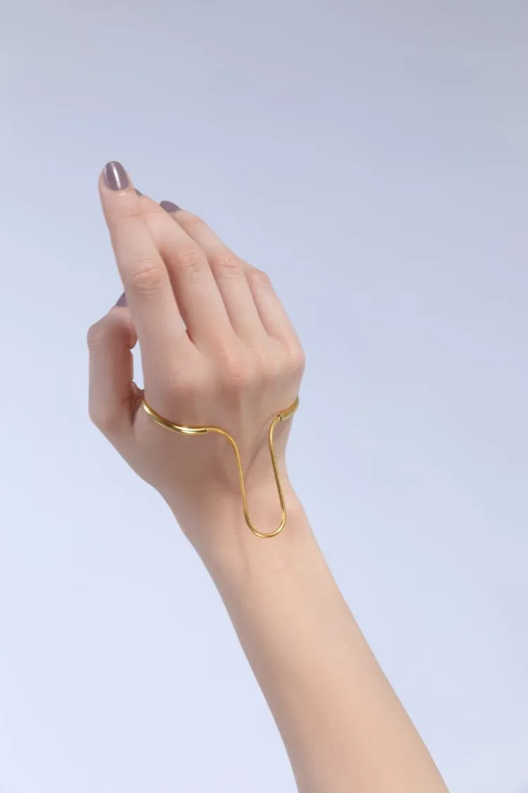 Hand ring in gold