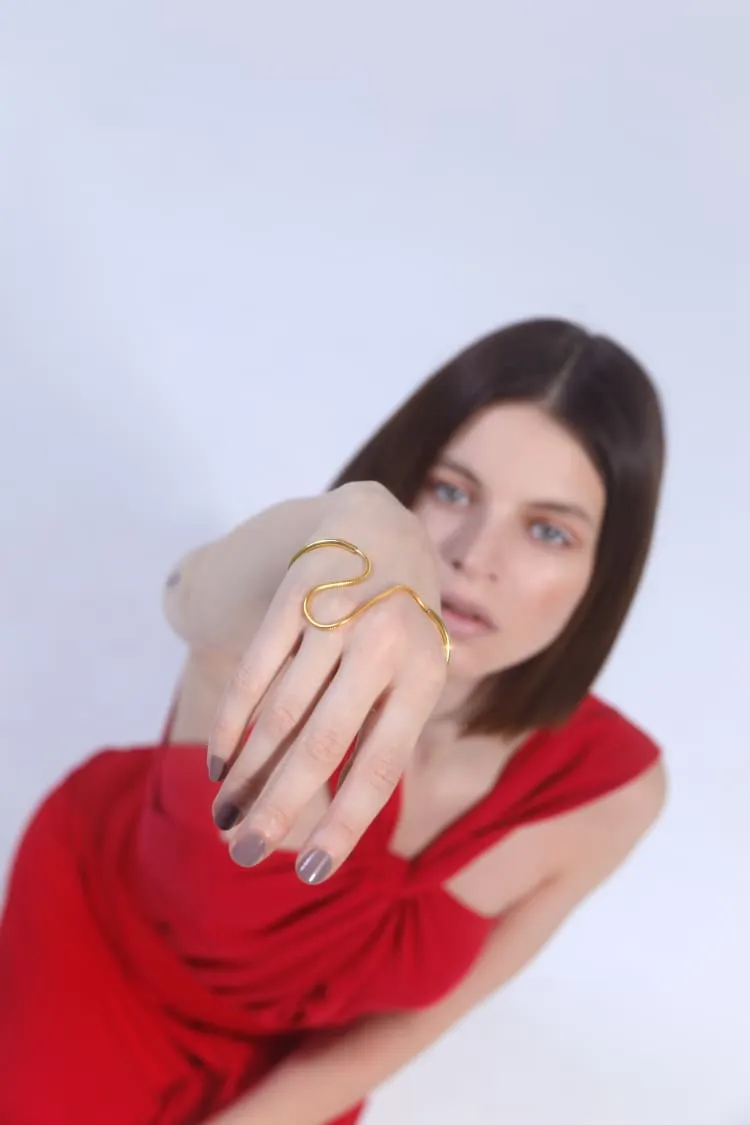 Hand ring in gold