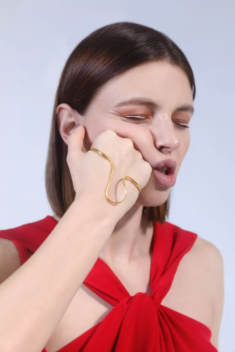 Hand ring in gold